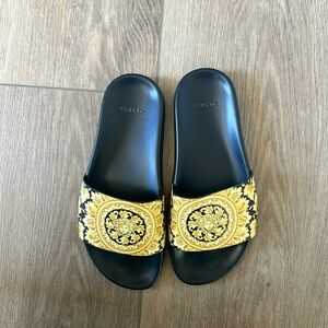 Women’s Versace slides in super good condition